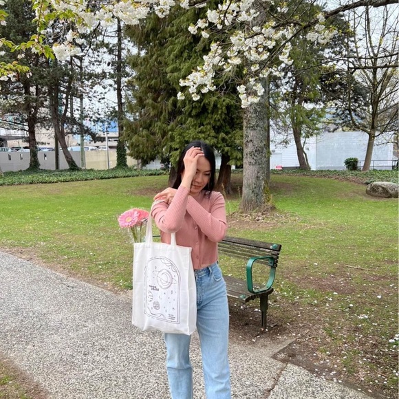 Abercrombie Ultra High Rise 90’s Straight Jeans - Picture 2 of 4